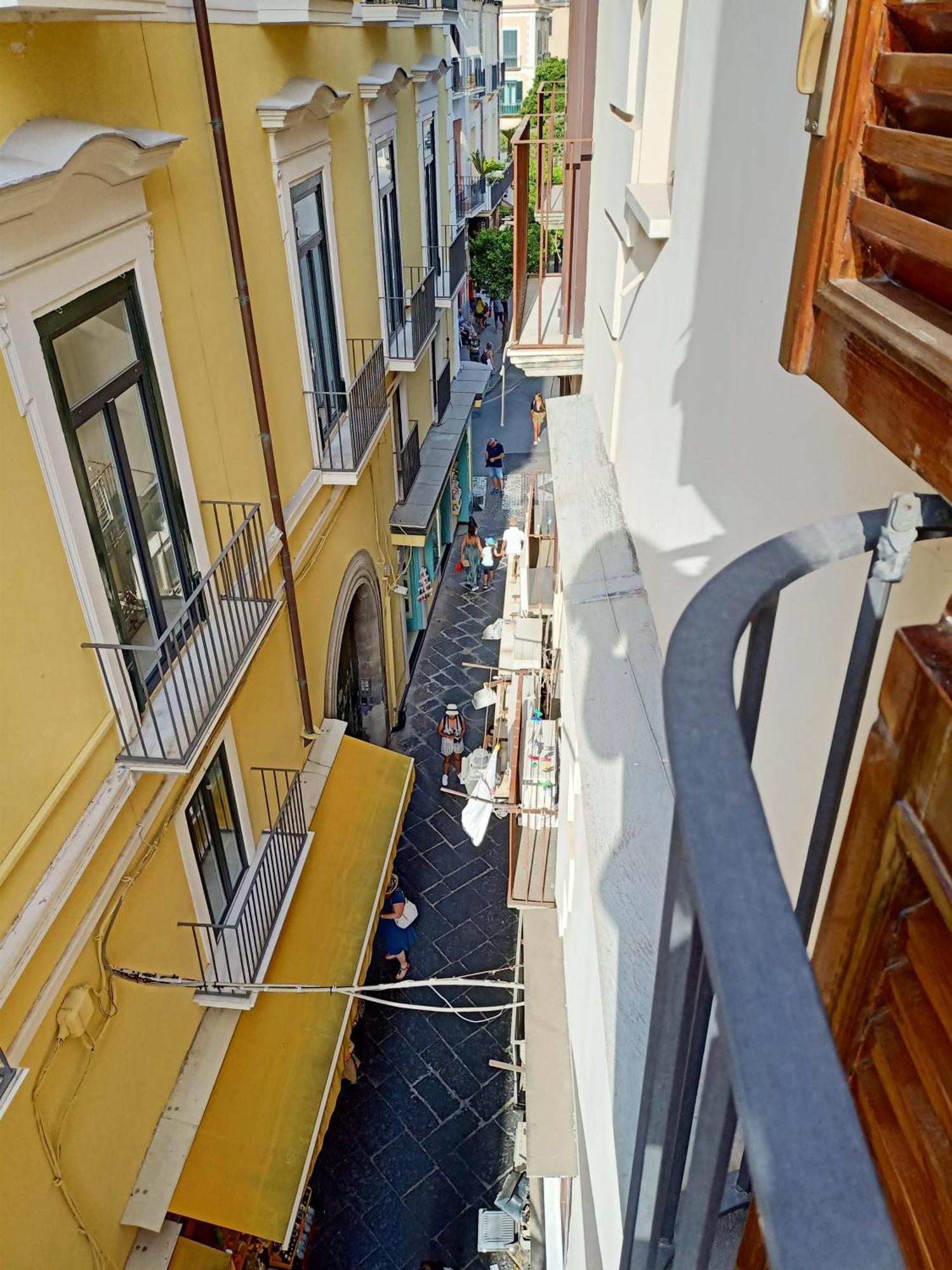 Alleyway Apartment *
